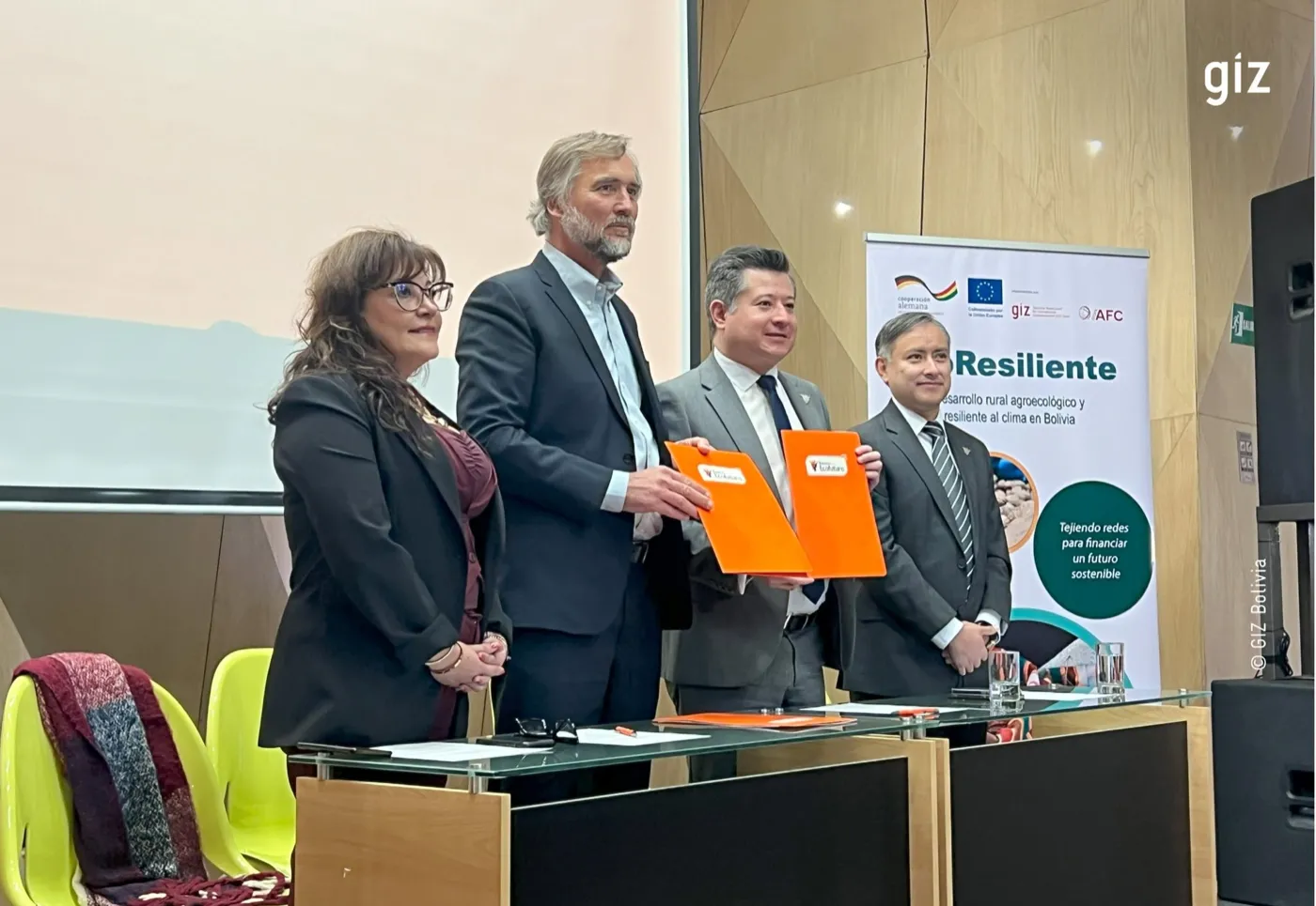 Firma del acuerdo de trabajo con Banco PYME Ecofuturo, julio de 2025
