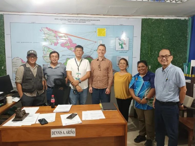Con los socios en la oficina del paisaje terrestre y marino protegido de Biri-LaRoSa