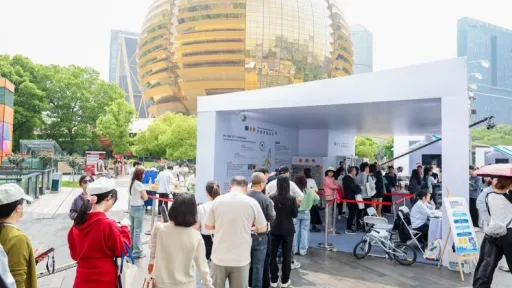 Visitantes de European Culture Street 2026 en Hangzhou, China.