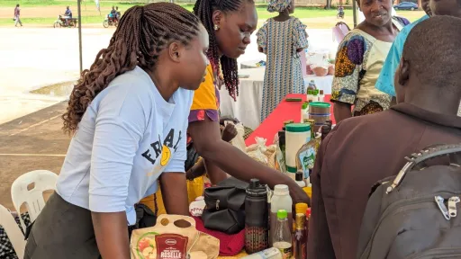 Empresas lideradas por mujeres acceden a los mercados en la Feria Agrícola del Norte de Uganda, con el apoyo del proyecto WEEG-UWEP.