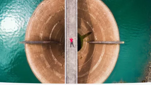 Well and bridge in a water reservoir