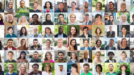 personas en las pantallas