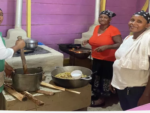 Women in a market talking