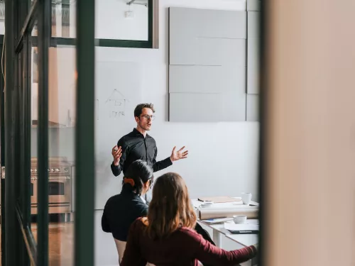 employé de gopa se présentant devant un groupe