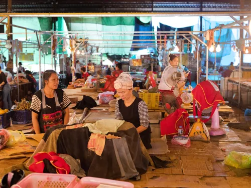 laos_asian-women_market_2022